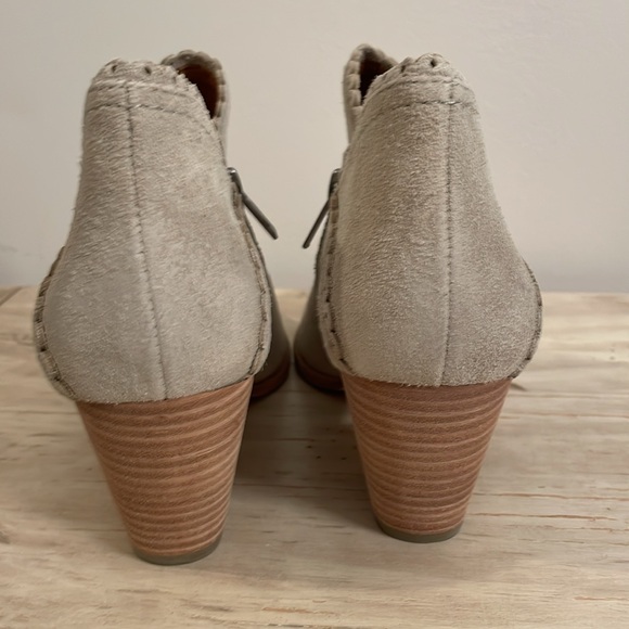 Frye Reed Scalloped Mid Heel Bootie NWOT - Picture 5 of 10